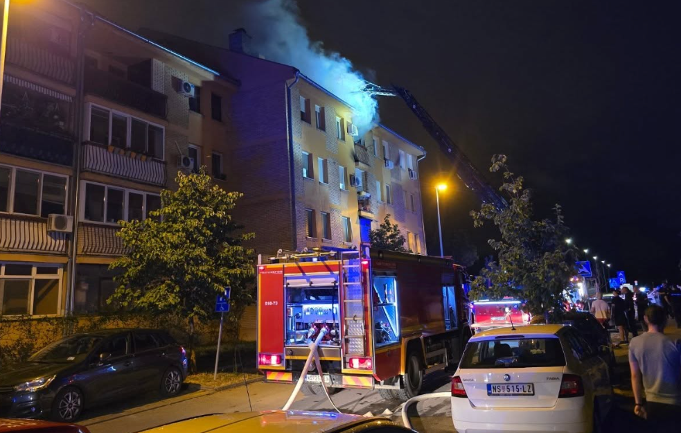 Požar u Novom Sadu: Izgoreo stan na četvrtom spratu, jedna osoba prebačena u bolnicu