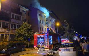 Požar u Novom Sadu: Izgoreo stan na četvrtom spratu, jedna osoba prebačena u bolnicu