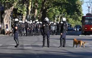 Snimak hrabrog mladića koji se suprotstavio policiji postao simbol građanskog otpora: Pogledajte se, koga štitite