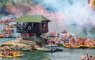 Počela Drinska regata: Nekoliko stotina čamaca, splavova i različitih plovila zaplovilo rekom