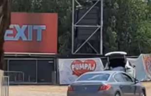 Transparent podrške protestima na Egzitu na meti nepoznatog čoveka (video)