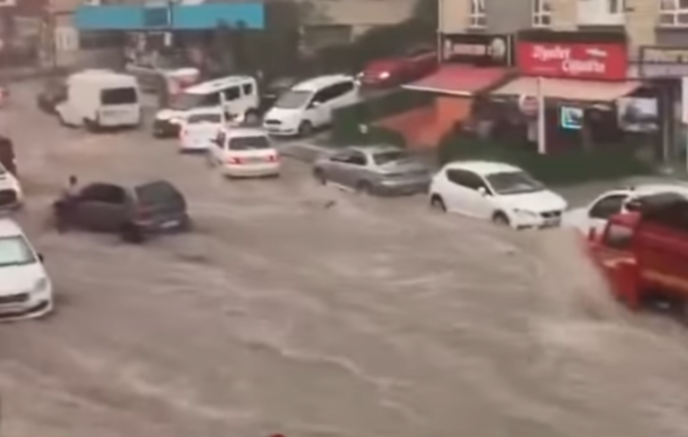 Ulice kao reke, krovovi u vazduhu: Pogledajte kakvo nevreme je pogodilo Ankaru! (VIDEO)