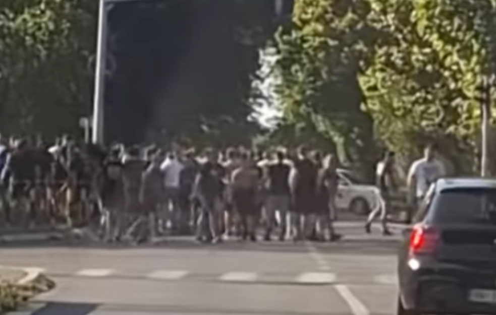 Masovna tuča navijača na Banjici VIDEO