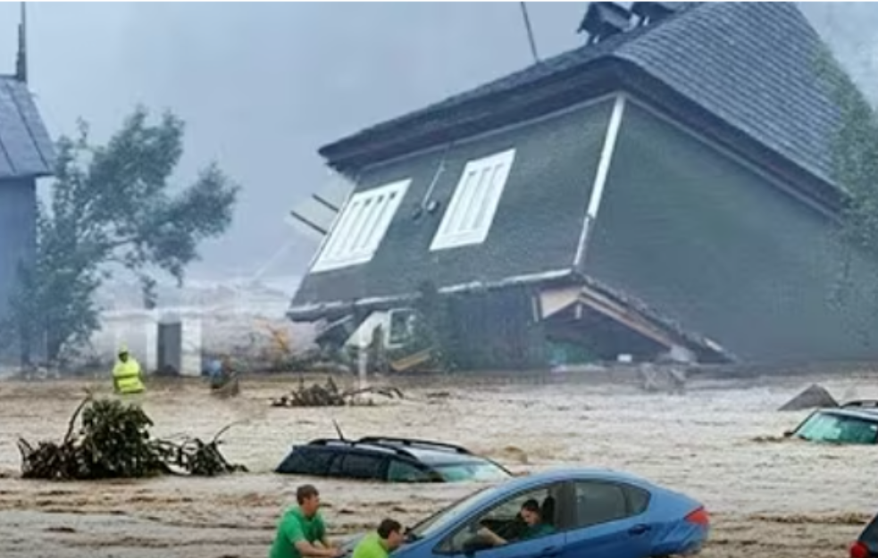 Stravično nevreme u Rumuniji nakon paklenih vrućina odnelo najmanje tri života, jedan grad uništen
