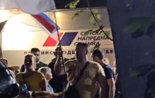 Incidenti i napetost ispred prostorija SNS na Novom Beogradu: Žandarmerija razdvaja naprednjake i građane