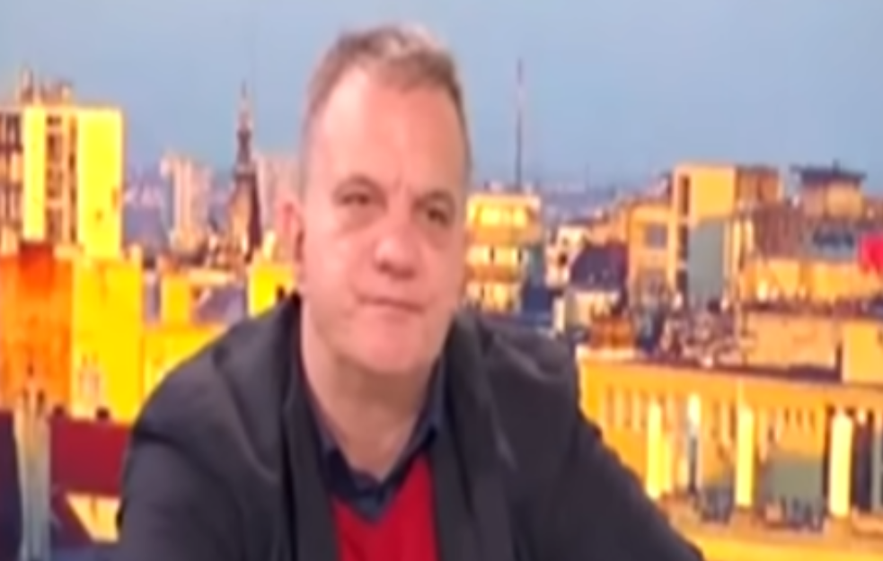 „Otkopčan šlic“, a okružen je decom: Fotografija ministra prosvete Dejana Vuka Stankovića zgrozila internet