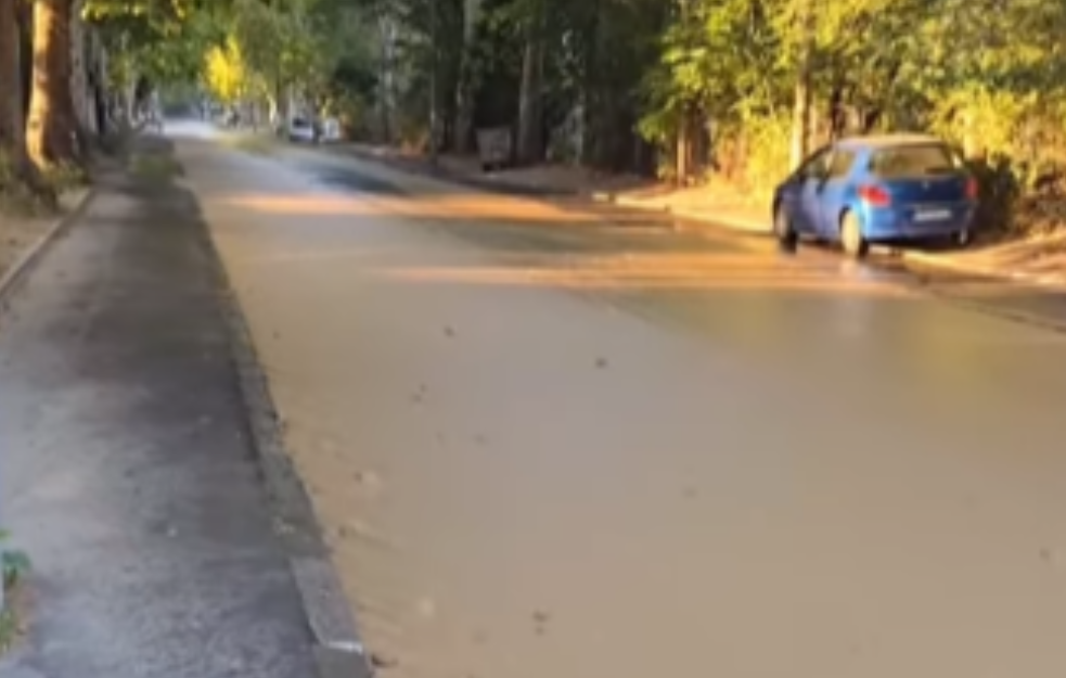 POPLAVLJENE ULICE KOD BOGOSLOVIJE: Došlo je do pucanja cevi, autobusi voze izmenjenom trasom
