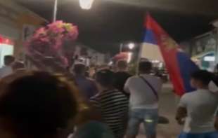 Napeto u Bačkoj Palanci: Protest zbog pretučenog sugrađanina, SNS batinaši gađali građane flašama i jajima (VIDEO)