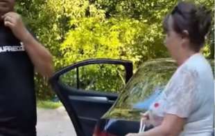Bruka i sramota: Turisti iz Beograda bacili kesu smeća u Unu, meštanin ih naterao da pokupe bačeno