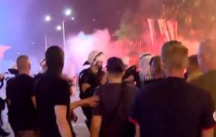 Petarde,kamenice, flaše, jaja...Napad SNS batinaša na građane u Bačkoj Palanci i Vrbasu (VIDEO)