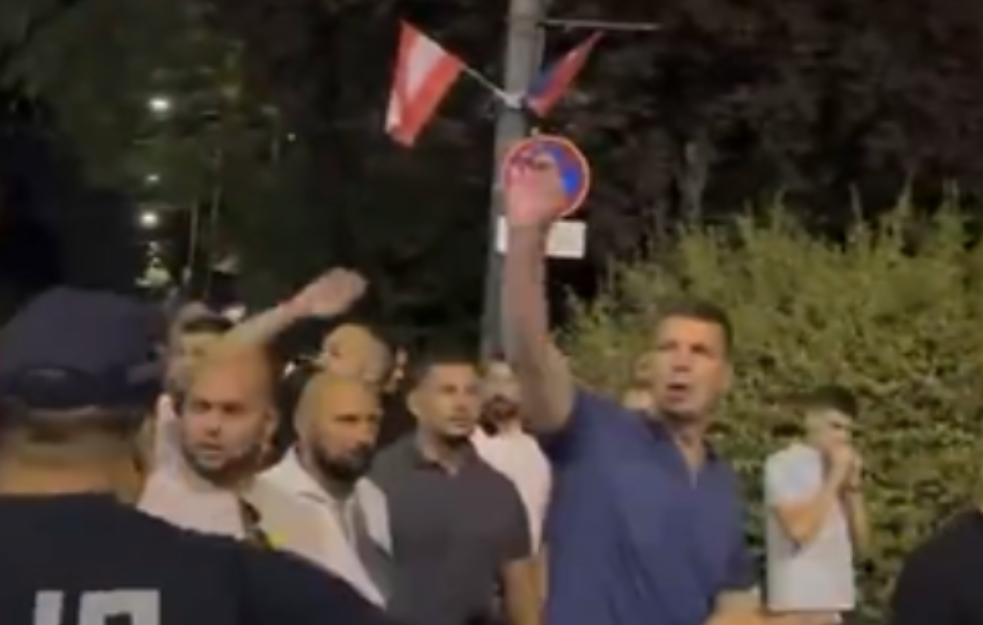 Andrej Vučić snimljen kako predvodi batinaše SNS u Ćacillendu (VIDEO)