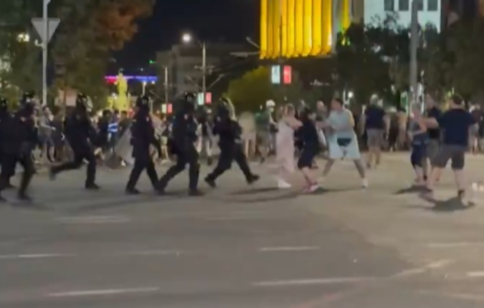 Nemanjina kao ratna zona, sukobi na Novom Beogradu: Policija intervenisala, bačen i suzavac (VIDEO)