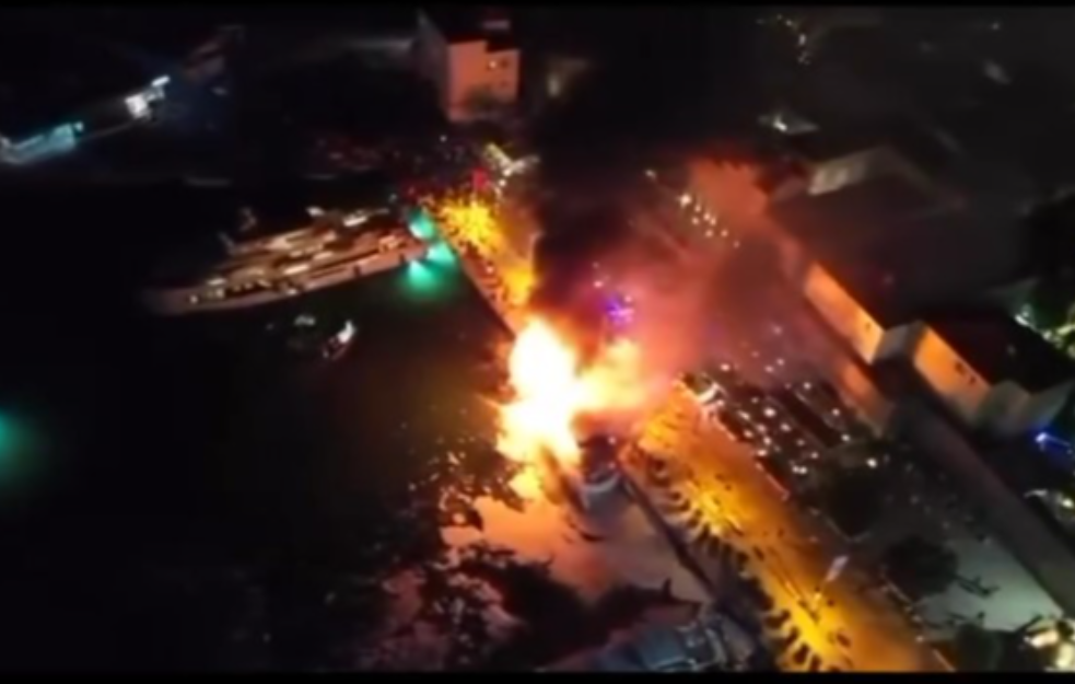 Panika u Budvi, jahta crnogorskog biznismena izgorela u luci, vlasnik bio na brodu (VIDEO)