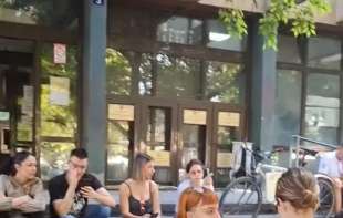 Studenti i građani blokirali ulaz pravosudnih organa u Novom Sadu zbog hapšenja