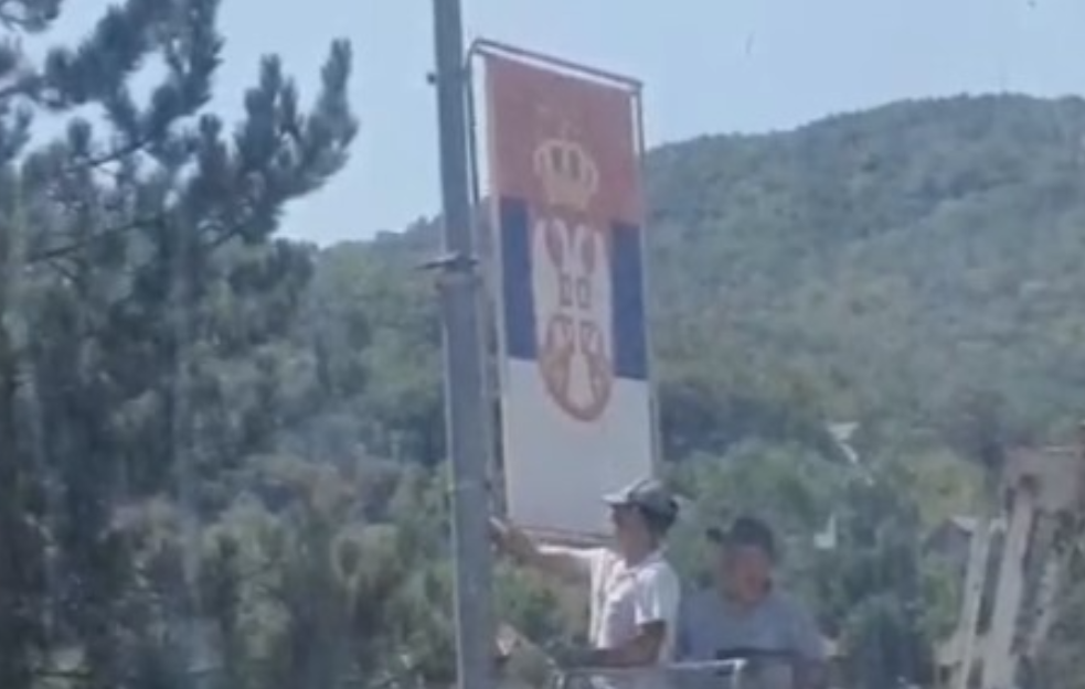 Nestaju i tragovi države Srbije na severu Kosmeta: Albanci skinuli srpske zastave sa magistrale prema Raškoj (VIDEO)