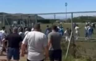 Stravične scene u Severnoj Makedoniji: Roditelji uleteli na teren i teško povredili dvojicu dečaka iz suparničkog tima (VIDEO)