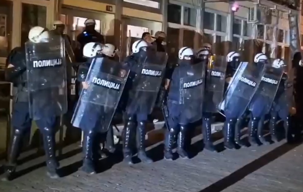 Policija opet brutalno intervenisala u Novom Sadu: Napad na građane kod DIF-a (VIDEO)