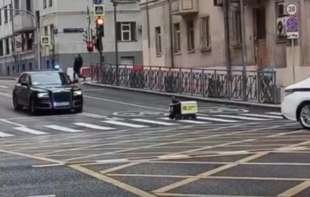 Robot-dostavljač u Moskvi preprečio put vozilu pod pratnjom (VIDEO)