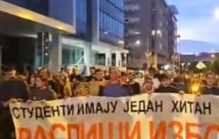 Slobodo, tu smo: Protest zborova u Novom Sadu uprkos kiši (VIDEO)
