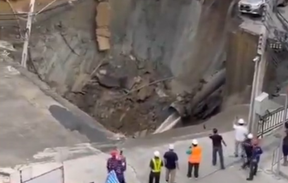 Gradnja metroa izazvala katastrofu: U Bangkoku se otvorila rupa dubine 50 metara i progutala sve! (VIDEO)