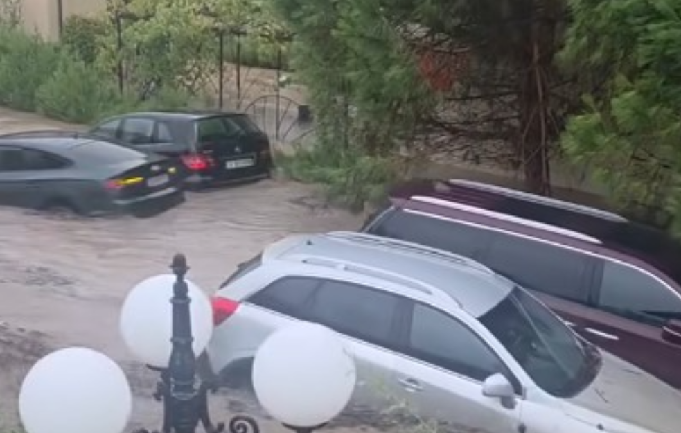 Stravične poplave u Bugarskoj: Bujica nosi automobile kao igračke, tri osobe poginule u turističkom naselju Elenite (VIDEO)