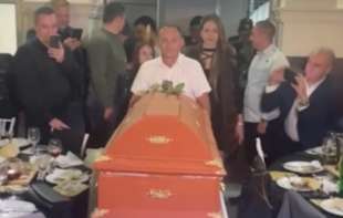 I grobari moraju da se provesele: Grobarijada ove godine održana u Paraćinu, veselje uz mrtvačku tortu i posmrtni marš