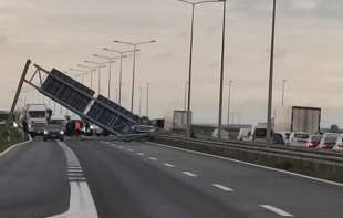 Incident na auto-putu Beograd-Novi Sad: Kamion udario u stub, konstrukcija pala na kolovoz, saobraćaj otežan