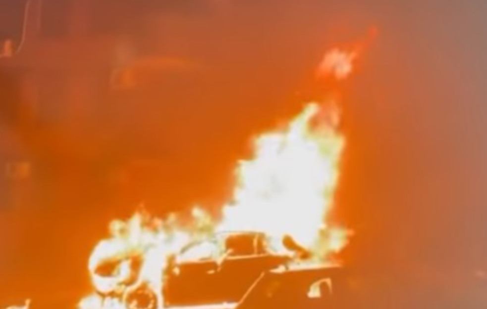 Beograd kao Divlji zapad: Zapaljeno više automobila tokom noći na Čukarici (VIDEO)