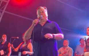 Halid otpevao „Romaniju“ devojci bolesnoj od raka (VIDEO)