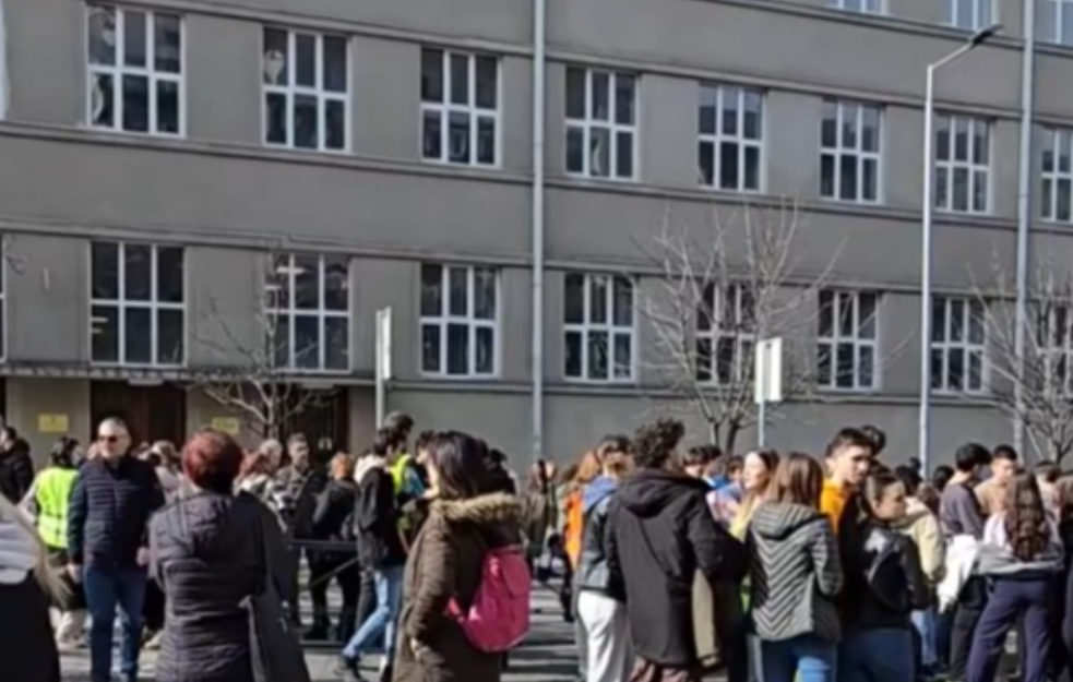 Traže smenu direktorke: Peta beogradska gimnazija ušla u fizičku blokadu