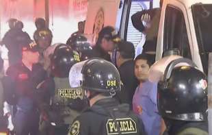 Sukob policije i demonstranata u Pruu: Povređeno 75 ljudi