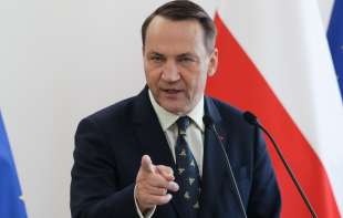SIKORSKI: Ne mogu garantovati da nećemo uhapsiti Putina, ako budu preletali naše nebo