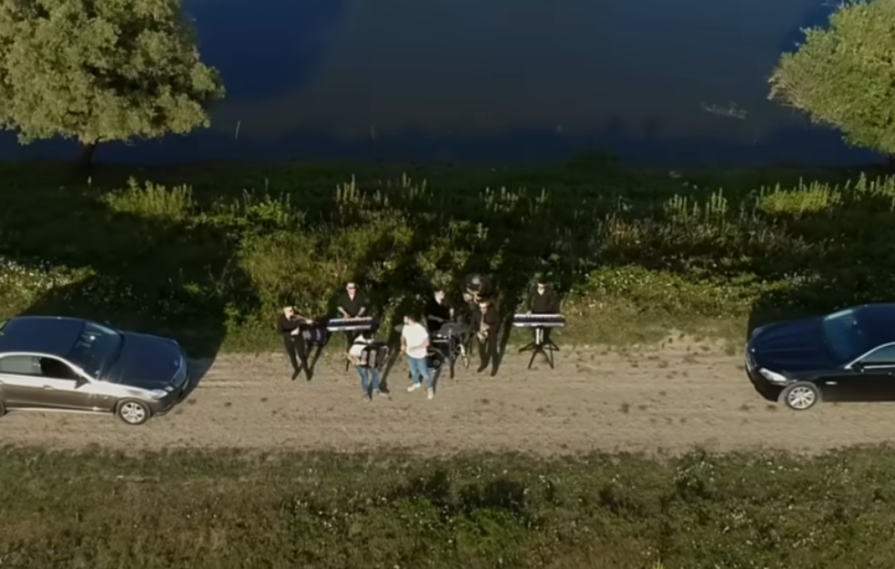 Pesma koja je zaludela Balkan, peva je Grandov pevač, a pesma stara decenijama