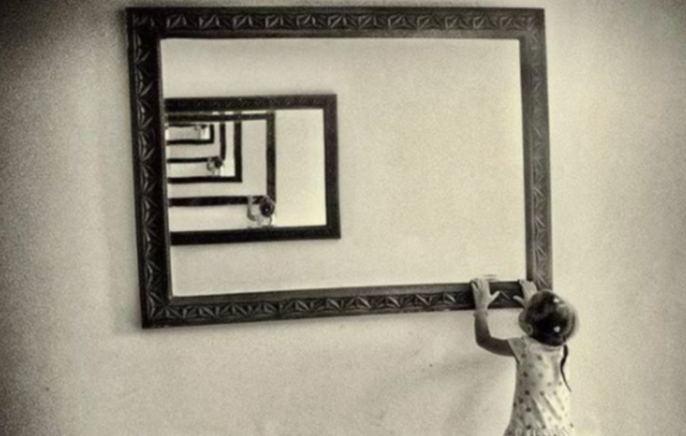  Optička iluzija: Šta vidite, beskrajne odraze ili prošlu verziju sebe koja se osvrće?