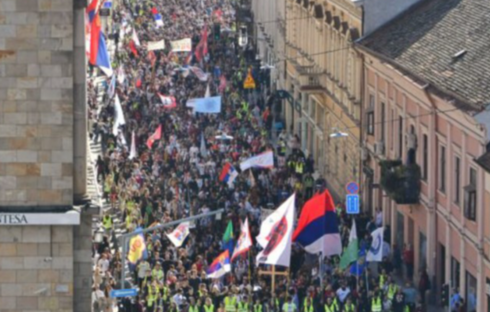 Suze, pesma i baklje: Hiljade studenata pešače iz Beograda za Novi Sad, noćenje u Inđiji (VIDEO)