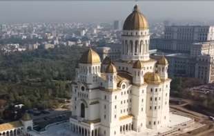 Haos ispred najvećeg pravoslavnog hrama na svetu: Vernici pokušali da nasilno uđu u Katedralu Spasenja Naroda u Bukureštu