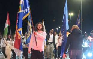 Studenti iz Novog Pazara posle 16 dana stigli u Novi Sad, na dočeku pala i prosidba (VIDEO)