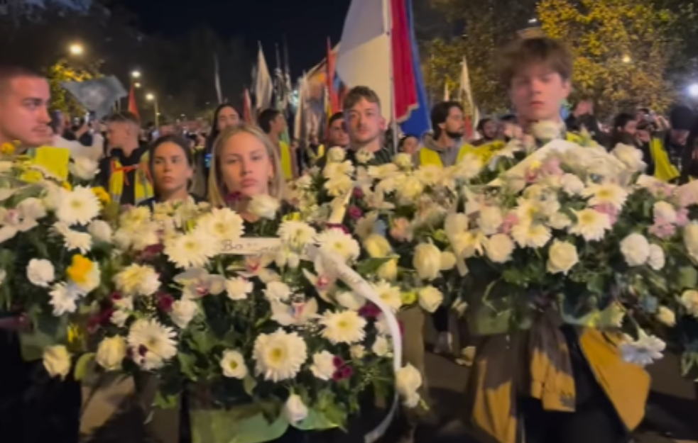 Venci za nastradale u padu nadstrešnice: Studenti u tišini šetaju Novim Sadom VIDEO