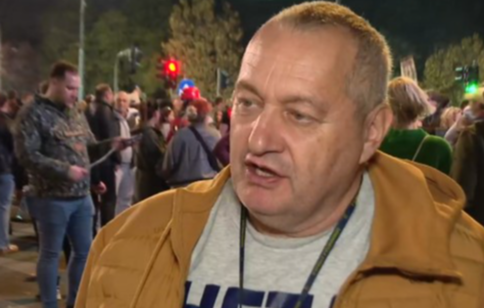 Lider DS-a pozvao građane ispred Skupštine da se ne razilaze: 