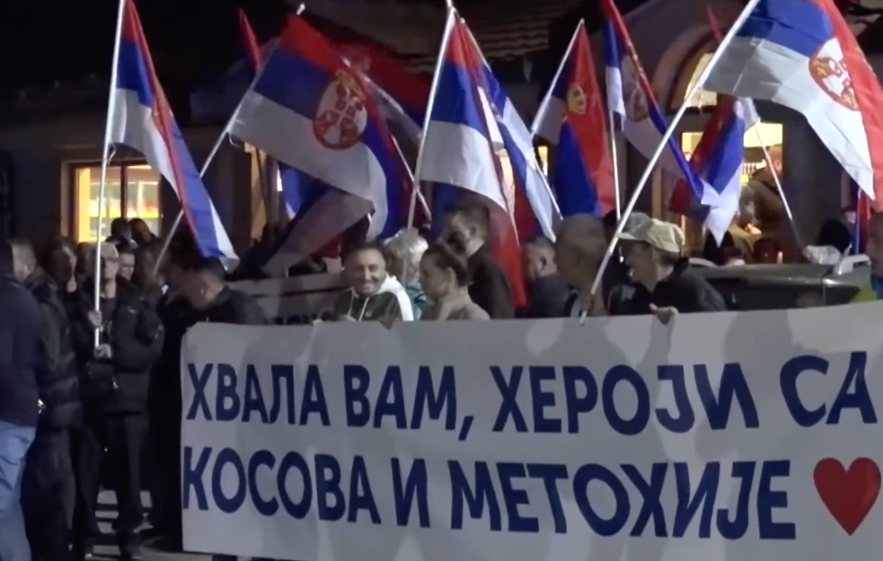 Srbi sa KiM pešače ka Novom Sadu na narodni skup uprkos lošem vremenu