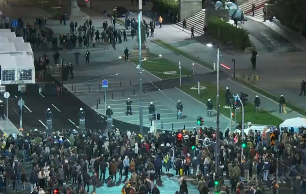 Incidenti kod Ćacilenda: Bačena pirotehnička sredstva i flaše na građane i novinare, policija nije reagovala