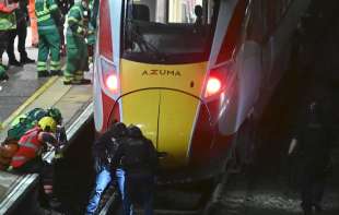 Železničar u životnoj opasnosti nakon što je pokušao da zaštiti putnike od napadača nožem u Velikoj Britaniji