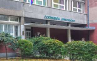 OŠ „Drinka Pavlović“ prelazi na onlajn nastavu „zbog nereda oko Skupštine i najavljenih protesta“