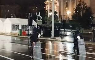 Građani i studenti i večeras ispred Ćacilenda: Nema sukoba, ćaciji se potukli između sebe (VIDEO)