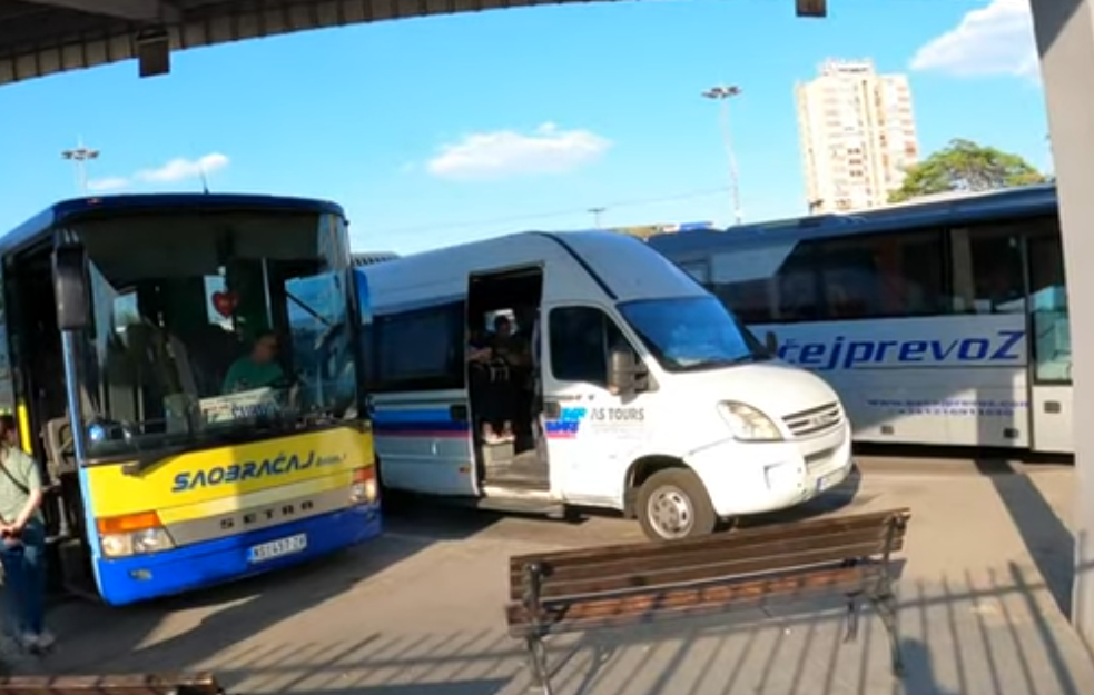 Novosađani blokirali izlaz autobuske stanice u znak podrške Milomiru Jaćimoviću 