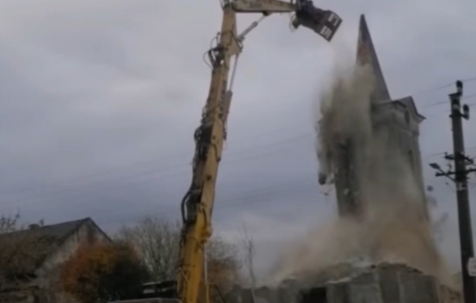 Rušenje crkve u Titelu: Bagerom na zvonik