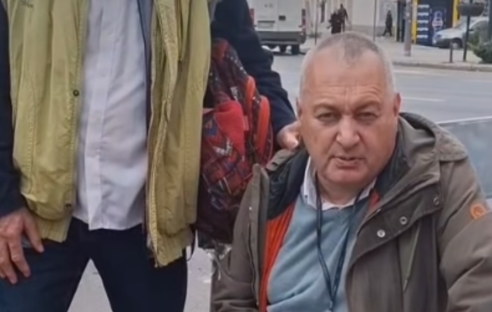  Narodni poslanik lsicama se vezao za Jaćimovićev autobus: „Želim da sprečim dalje maltretiranje ovog čoveka“