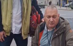  Narodni poslanik lsicama se vezao za Jaćimovićev autobus: „Želim da sprečim dalje maltretiranje ovog čoveka“