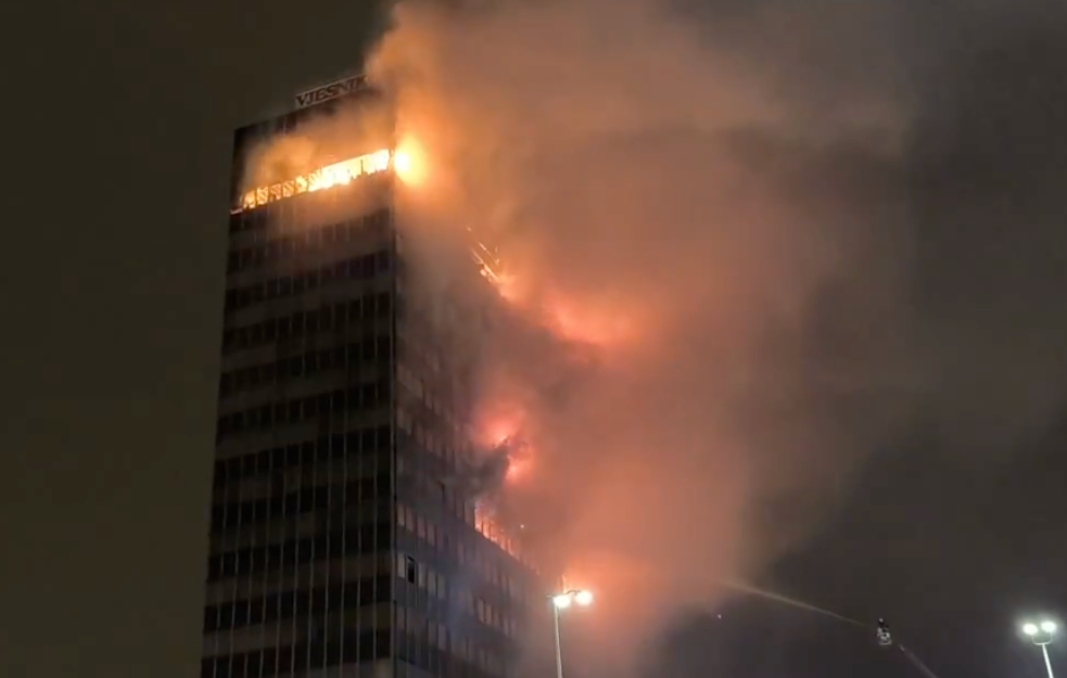 Požar u Zagrebu: Skoro 100 vatrogasaca gasi vatru