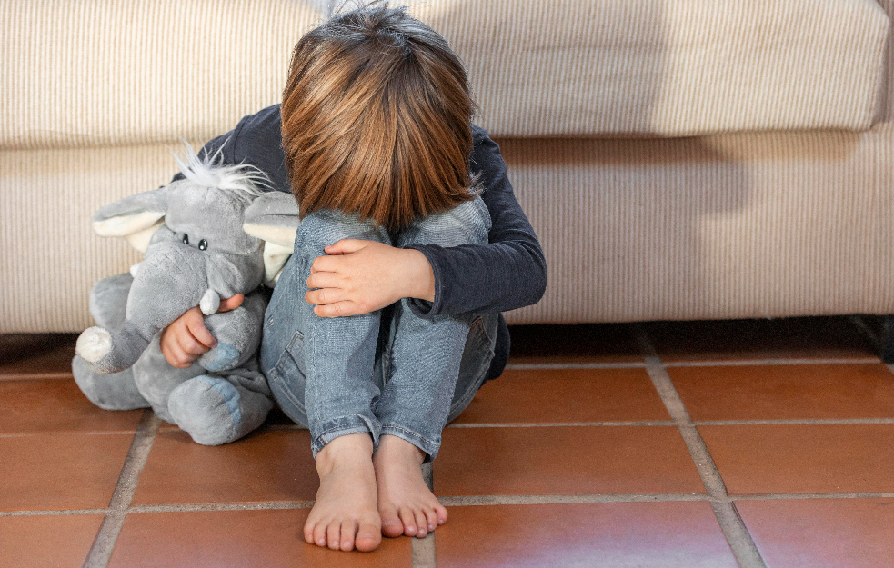 Deca koja odrastaju u stresnom ili nasilnom okruženju često nose nevidljive posledice tog iskustva celog života